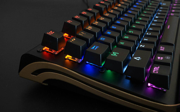 机械键盘怎么切换灯光?